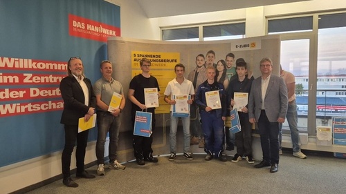 v. l. Vorsitzender des Gesellenprüfungsausschusses Jens Klockmann, neue Azubis und Obermeister Christian Jessel. Innung des Elektrohandwerks Ludwigslust/Hagenow